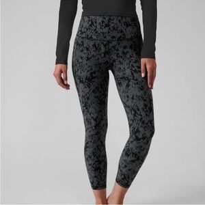 Athleta Salutation Stash Pocket II Printed 7/8 Snakeskin Black and gray sz XS TP